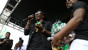 Shatta Wale distrubuting Storm Energy Drink to fans