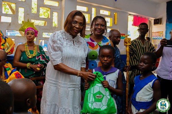 Mayor of Accra, Elizabeth Kwatsoe Tawiah Sackey with some pupils