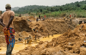 Working in illegal mining pits in Diewuosu, Ghana. National Geographic: Marisa Taylor (2018).