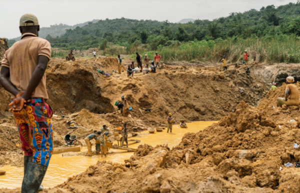 Working in illegal mining pits in Diewuosu, Ghana. National Geographic: Marisa Taylor (2018).