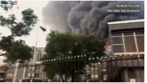 Thick smoke as huge fire breaks out at Liberia's Capitol building