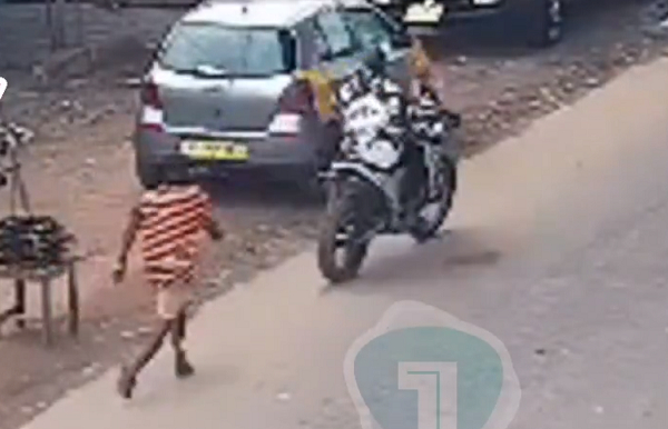 Watch CCTV footage of how suspected robber snatched phone of victim in broad daylight