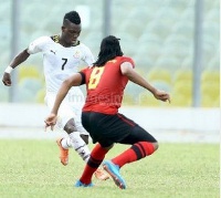 Atsu being confronted by a Mozambiqan defender