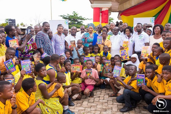 Second Lady Samira Bawumia in a group photograph with pupils and teachers