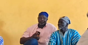The deposed chief Salamba Kukuo Naa (in blue cap)