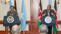 Somali president (l) at a press briefing with Kenyan counterpart Uhuru Kenyatta