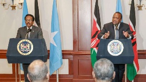Somali president (l) at a press briefing with Kenyan counterpart Uhuru Kenyatta