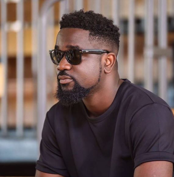 Hiplife rapper Sarkodie has been threatened with legal action by Krobos