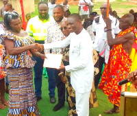 Patricia Nuamah (L) receiving her price for best farmer