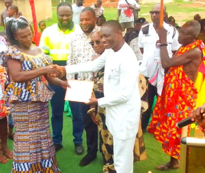 Patricia Nuamah (L) receiving her price for best farmer