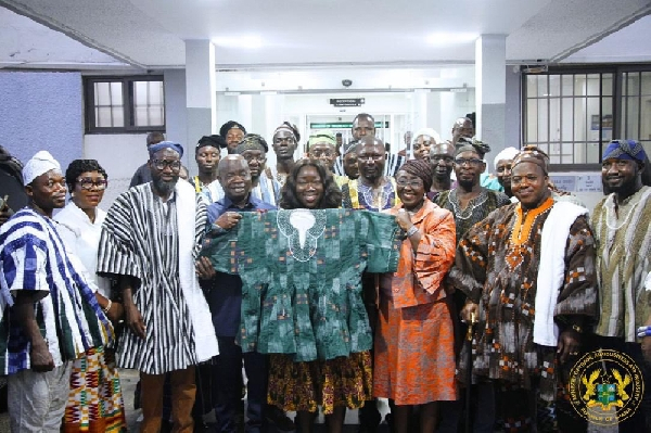 Dzifa Gomashie, Ofosu-Adjare in a pose with smock makers