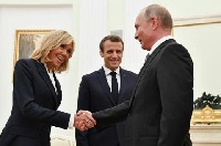 French President Emmanuel Macron (C) with Russia's President Putin (R)