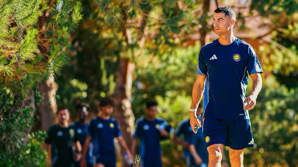 Ronaldo (R) with his teammates training in Lagos, Portugal