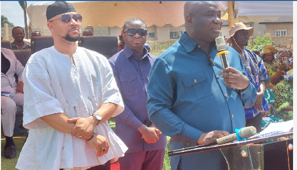 Eric Opoku, the Minister of Food and Agriculture (MoFA) (R)