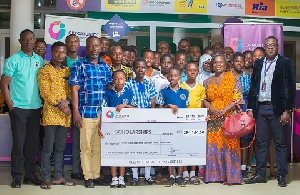 Some beneficiaries of the scholarship with some executives of OISL