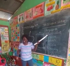 Kindergarten teacher displays unique skills to engage pupils