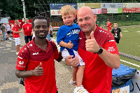 Anthony Annan (L) took a picture with a fan during training