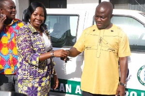 Managing Director of Zoomlion Ghana Mrs. Florence Larbi handing over the car keys to the Accra Mayor