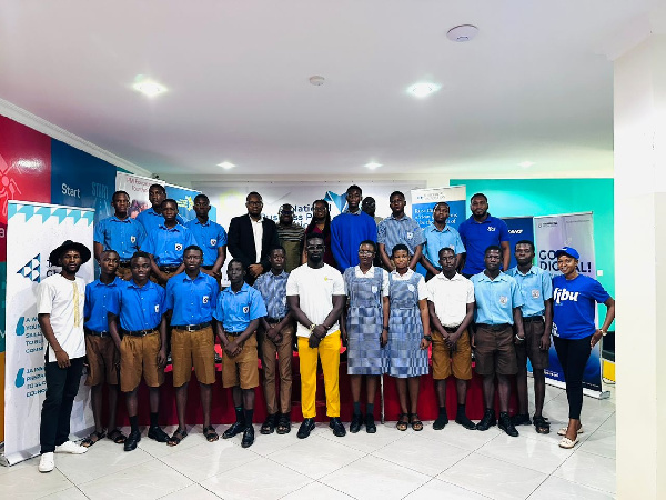 Students and organizers of the competition in a group photo after the launch