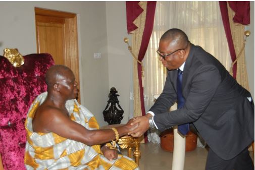 Managing Director of Heritage Bank, Patrick Fiscian in handshake with Otumfuo Osei Tutu II