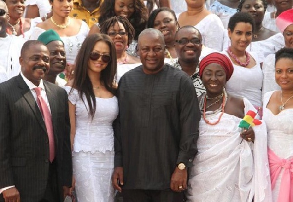 Pesident Mahama in a group photo with members of the creative industry