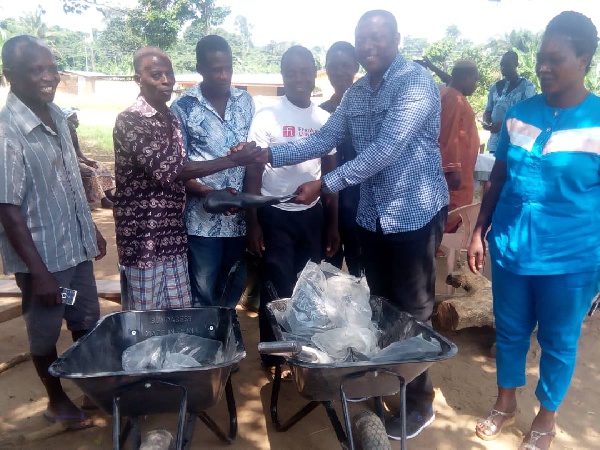 MP presenting wheel barrows to residents of Aboabo