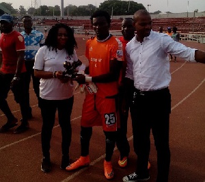 Nana Bonsu receives his award from Enugu Rangers fans