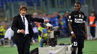 Juventus' coach Antonio Conte (L) gestures next to Juventus' midfielder of Ghana Kwadwo Asamoah