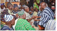 Dr. Bawumia (right) greeting the Overlord of Mamprugu, Ndugna Nayiri Naa Bohugu Abdulai