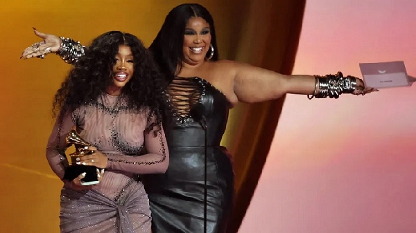 Lizzo (right) presented SZA with the best R&B song prize. Credit: Mike Blake