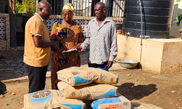 Abu Kansangbata presenting the items