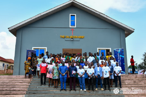 Participants in a group picture after the outreach