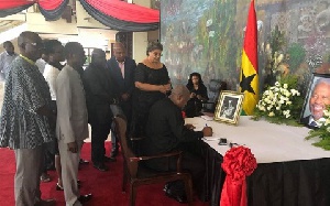 John Mahama signing the book of condolence for Kofi Annan