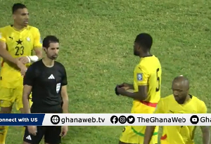 Image of Alex Djiku telling Thomas Partey to have the armband after Jordan was subbed off