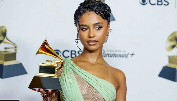 The Grammy-winning singer did not disclose the nature of the injury