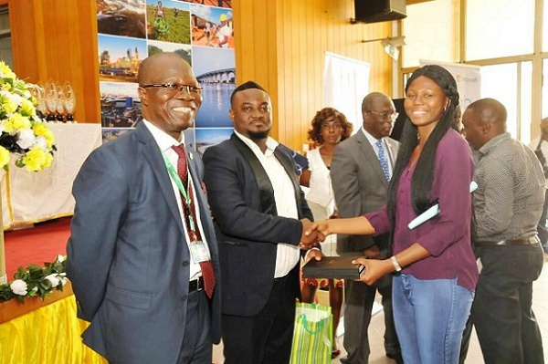 Mr. David Appiah, Public Relations Manager, Huawei Ghana (middle) presenting the award to Deborah