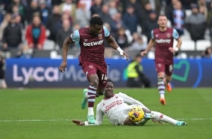 West Ham United star, Kudus Mohammed taking on Man Utd's Kobbie Mainoo