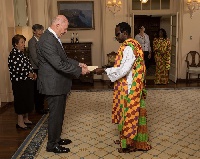H.E Edwin Adjei (R) presenting letters of credence to Honourable Sir Peter Cosgrove (L)