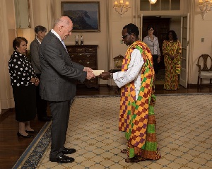 H.E Edwin Adjei (R) presenting letters of credence to Honourable Sir Peter Cosgrove (L)