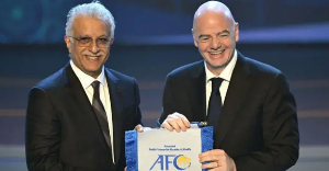 Fifa president Gianni Infantino (right) and his AFC counterpart Salman bin Ibrahim Al Khalifa