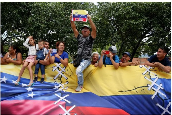 People attend the commercial reopening of Venezuela–Colombia border