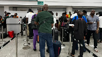 Passengers dey on queue to Check-In for di Nnamdi Azikiwe International airport Abuja