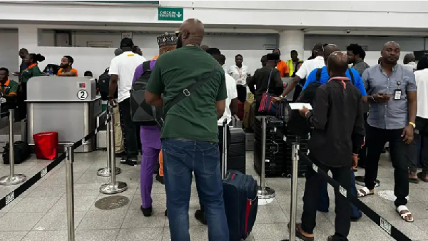 Passengers dey on queue to Check-In for di Nnamdi Azikiwe International airport Abuja