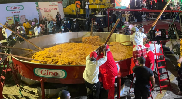 Hilda Baci's team used giant spatulas to stir the food in an equally huge pan