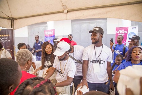 Bisa Kdei together with his crew fed hundreds of people in the community