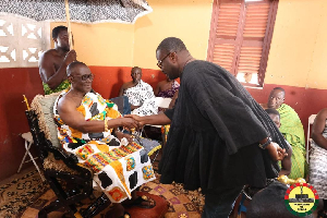 Frank Annoh-Dompreh is seen here exchanging pleasantries with the Offinsomanhene