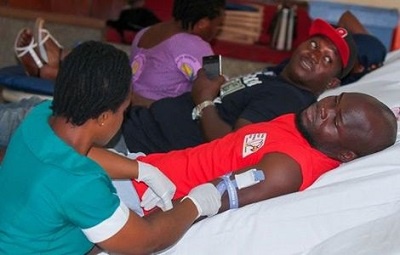Ghana rugby players donating blood