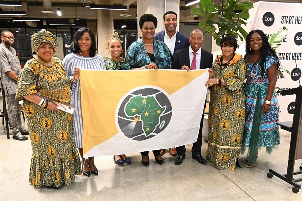 A group picture of some members of the forum and Sylvester Turner