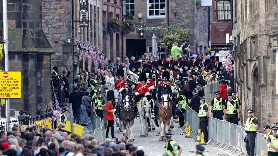 Protesters from di UK anti-monarchy campaign Republic bin dey outside St Giles' Cathedral