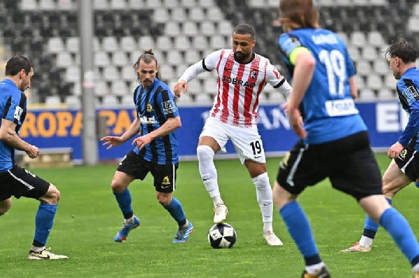 Daniel-Kofi Kyereh (in red and white) played for Freiburg II this weekend